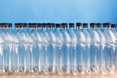 mavi arka plan üzerinde boş plastik şişeler