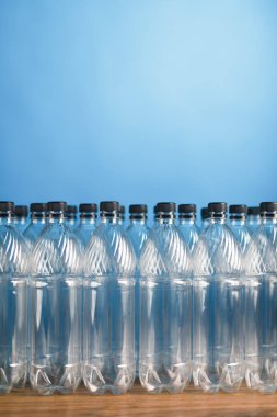 mavi arka plan üzerinde boş plastik şişeler