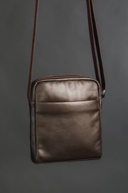 Erkek kahverengi deri çanta, gri arka plan