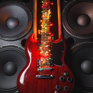 Noel ışıkları ve müzik hoparlörleri olan elektro gitar