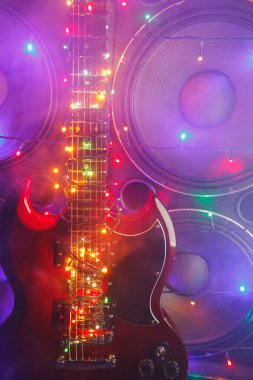 Noel ışıkları ve dumanlı müzik hoparlörleri olan elektro gitar