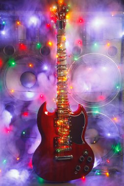 Noel ışıkları ve dumanlı müzik hoparlörleri olan elektro gitar