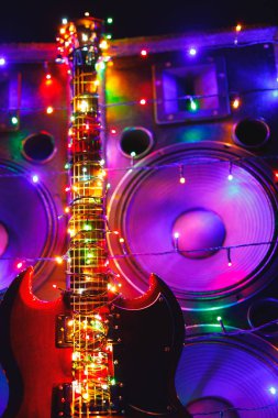 Noel ışıkları ve müzik hoparlörleri olan elektro gitar