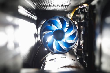 PC kutusunun içinde mavi işlemci, parlak ışık arkaplanı