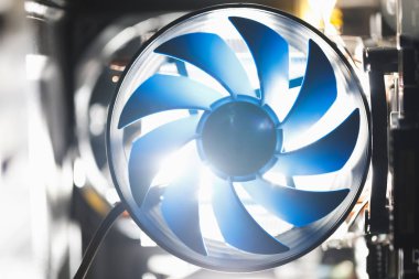 PC kutusunun içinde mavi işlemci, parlak ışık arkaplanı