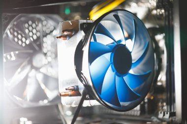 PC kutusunun içinde mavi işlemci, parlak ışık arkaplanı