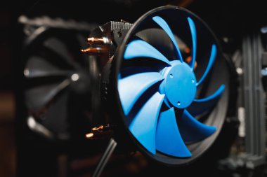 Pc kutusunun içinde mavi işlemci soğutucusu