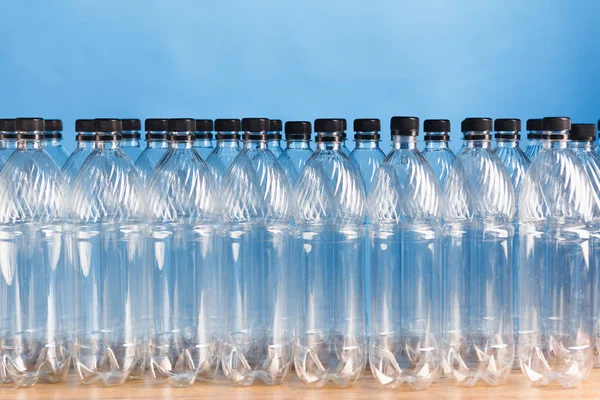 निळा पार्श्वभूमीवर रिक्त प्लास्टिक बाटल्या — स्टॉक फोटो, इमेज