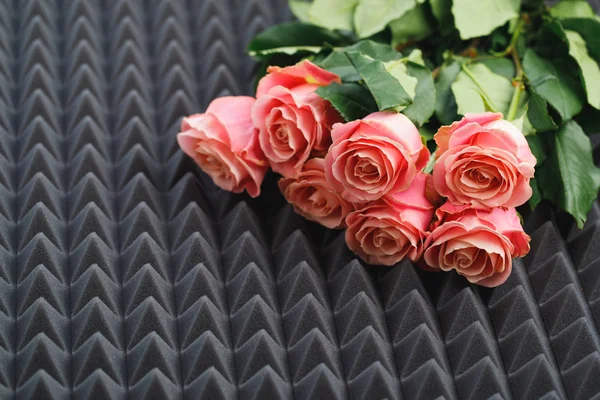 Rosa rosas buquê no fundo de espuma acústica cinza — Fotografia de Stock