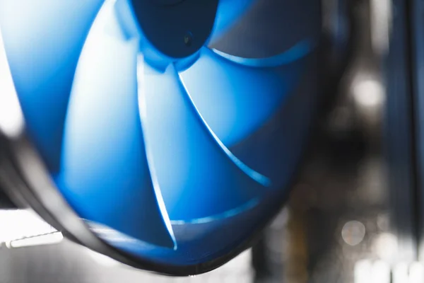Blauwe cpu koeler in Pc behuizing, glanzende lichte achtergrond — Stockfoto