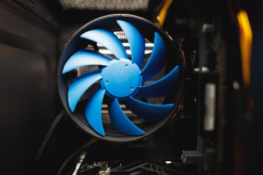 Pc kutusunun içinde mavi işlemci soğutucusu