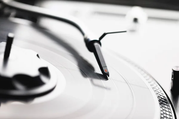Turntable cartridge and stylus on vinyl record — ストック写真