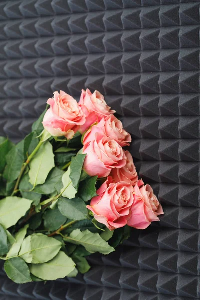 Rosa rosas buquê no fundo de espuma acústica cinza — Fotografia de Stock