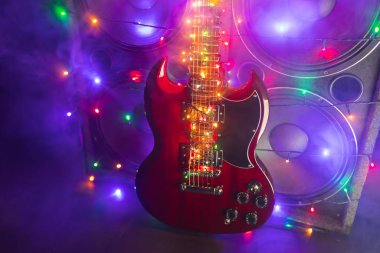Noel ışıkları ve dumanlı müzik hoparlörleriyle soyut gitar