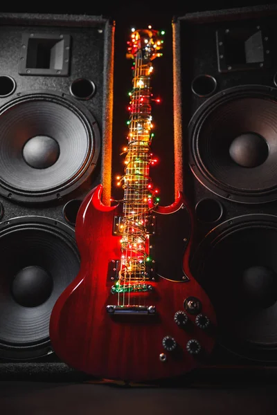 Guitarra abstracta con luces navideñas festivas y altavoces musicales — Foto de Stock