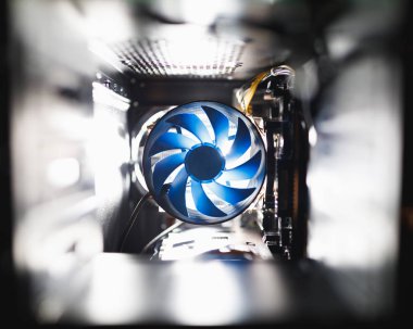 PC kutusunun içinde mavi işlemci, parlak ışık arkaplanı