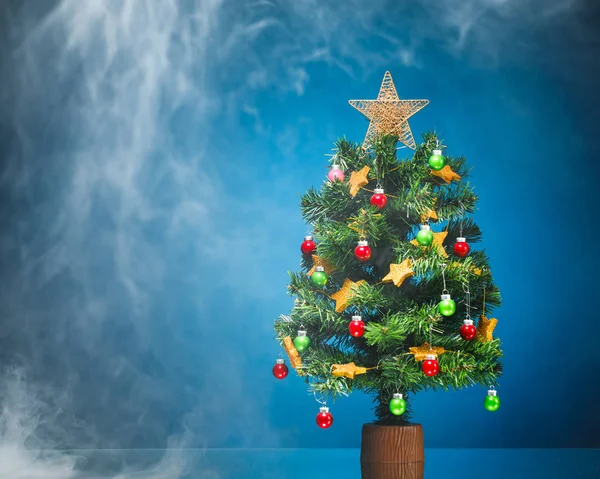 Рождественская елка в тумане, синий фон — стоковое фото