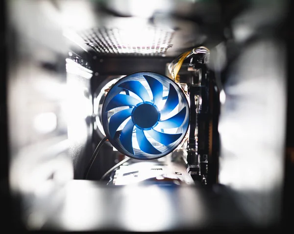 PC kutusunun içinde mavi işlemci, parlak ışık arkaplanı — Stok fotoğraf