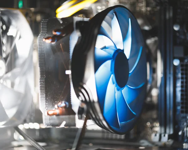 Refrigerador azul do cpu dentro da caixa do PC, fundo claro brilhante — Fotografia de Stock