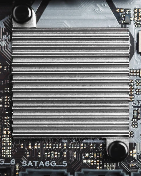 Dissipador de calor do chipset da placa-mãe, vista close-up — Fotografia de Stock