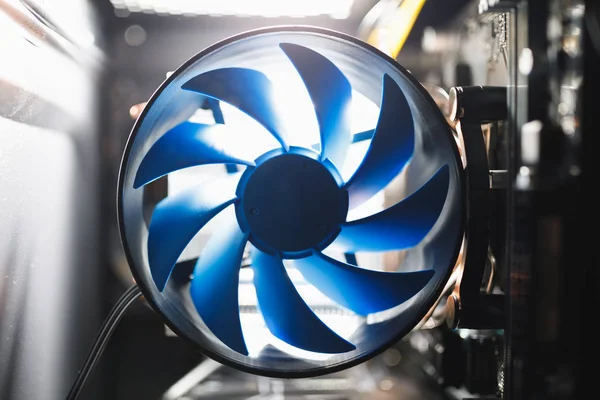 Blu cpu cooler all'interno di caso PC, sfondo luce brillante — Foto Stock