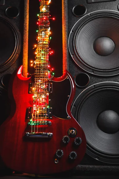 Abstracte gitaar met feestelijke kerstverlichting en muziekspeakers — Stockfoto