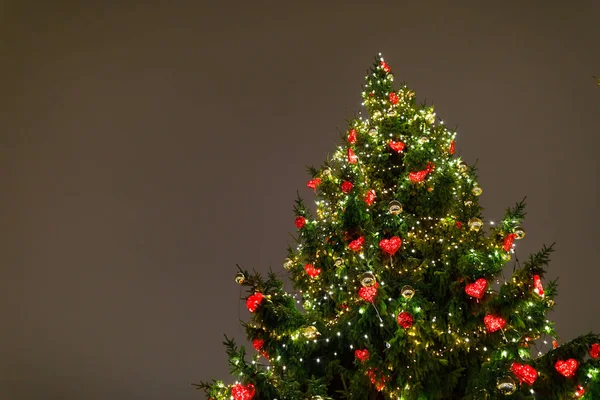 Árvore de Natal com decorações e luzes, mercado europeu de Natal à noite — Fotografia de Stock