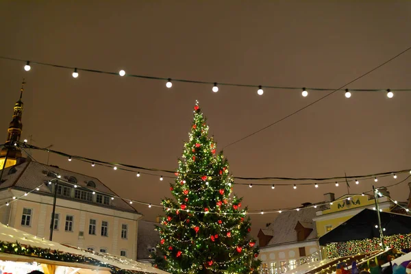 Vánoční stromeček s dekoracemi a světly, evropský vánoční trh v noci — Stock fotografie