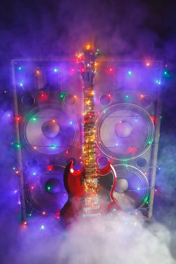 Noel ışıkları ve dumanlı müzik hoparlörleriyle soyut gitar