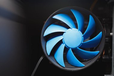 Pc kutusunun içinde mavi işlemci soğutucusu
