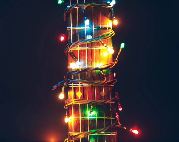 Çok renkli ışıkları olan gitar parmak panosu — Stok fotoğraf