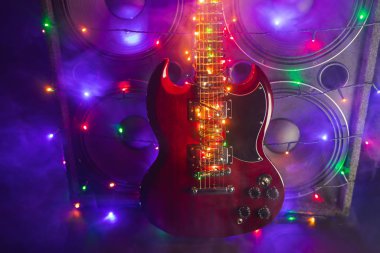 Noel ışıkları ve dumanlı müzik hoparlörleriyle soyut gitar