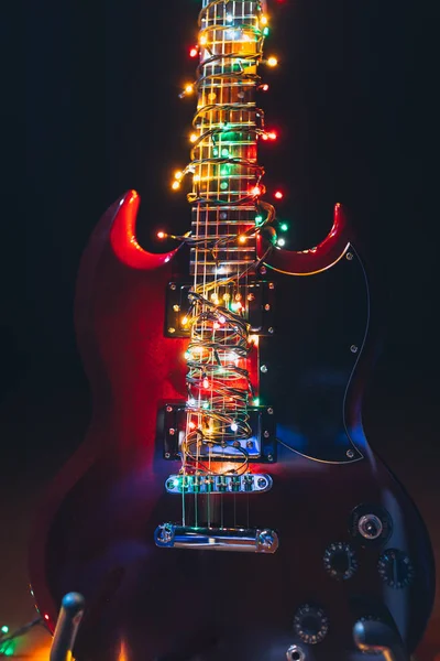 Abstracte gitaar met feestelijke kerstverlichting — Stockfoto