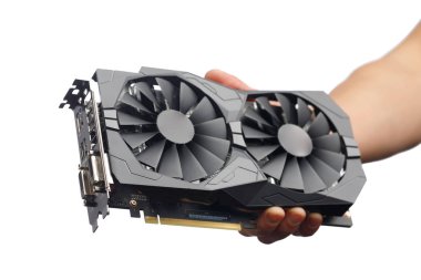 Gpu video kartı elinde, beyaz üzerine izole edilmiş
