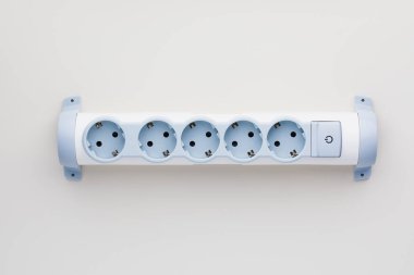 Dalgalanma koruyuculu Avrupa elektrik prizleri, yakın görüş