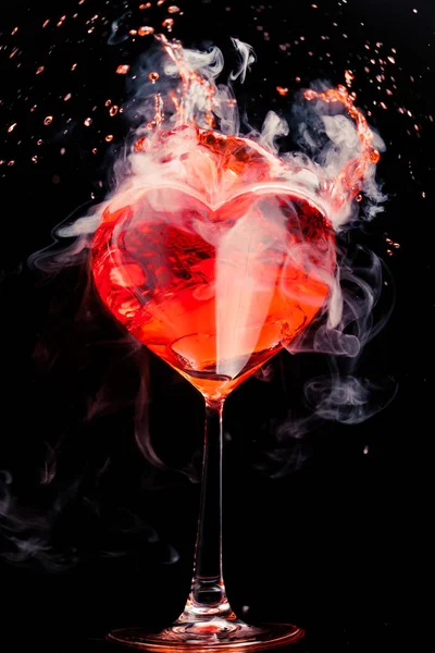 Cocktail rosso astratto a forma di cuore con spruzzi e vapore di ghiaccio — Foto Stock