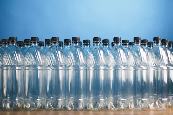 Botellas de plástico vacías sobre fondo azul — Foto de Stock
