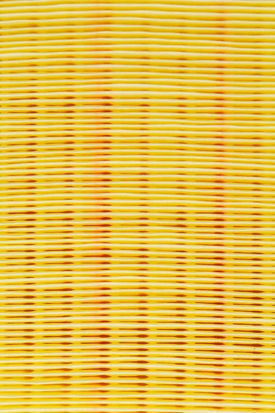 Желтый воздушный фильтр для двигателя автомобиля — стоковое фото