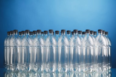 mavi arka plan üzerinde boş plastik şişeler