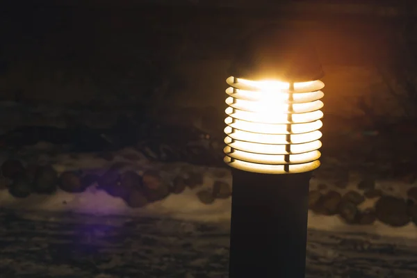 Linterna de luz eléctrica al aire libre, vista de cerca —  Fotos de Stock