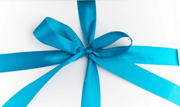 Świąteczne białe pudełko z niebieskim łukiem — Zdjęcie stockowe