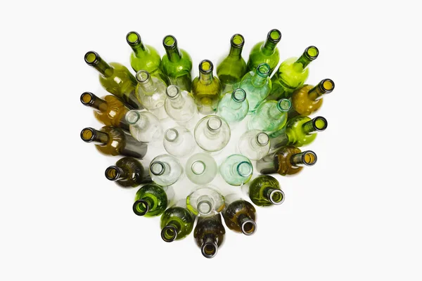 Botellas de vino vacías forma de corazón, fondo blanco —  Fotos de Stock