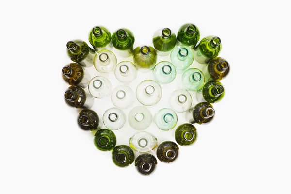 Bottiglie di vino vuoto a forma di cuore, sfondo bianco — Foto Stock