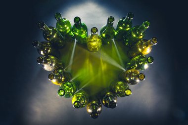 boş şarap şişeleri kalp şekli, koyu arkaplan