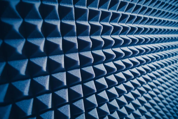 Matériau de mousse acoustique pour amortir le son, fond bleu — Photo