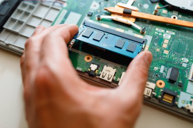 bellek modülü ddr4 ram kurulumu elle dizüstü bilgisayarda