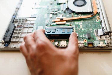 bellek modülü ddr4 ram kurulumu elle dizüstü bilgisayarda