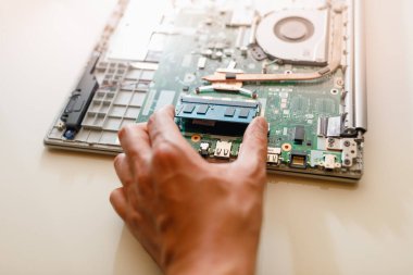 bellek modülü ddr4 ram kurulumu elle dizüstü bilgisayarda
