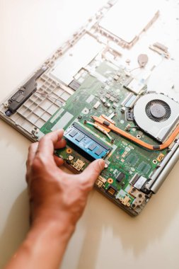 bellek modülü ddr4 ram kurulumu elle dizüstü bilgisayarda