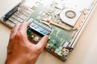 bellek modülü ddr4 ram kurulumu elle dizüstü bilgisayarda